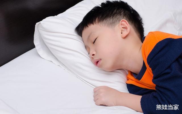 熊娃当家|“你剁肉吵到我孙子睡觉了！”老人上门质问，宝妈的回怼很解气