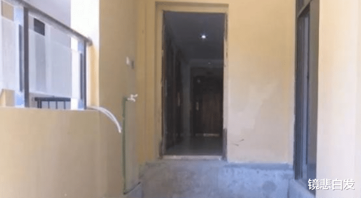 买房“获赠”76厘米大坑，出门要跳进门靠爬，物业：我们管不了