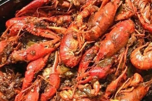 [小龙虾]小龙虾别再只是刷刷，去虾线了，教你个小妙招，脏东西自己跑出来