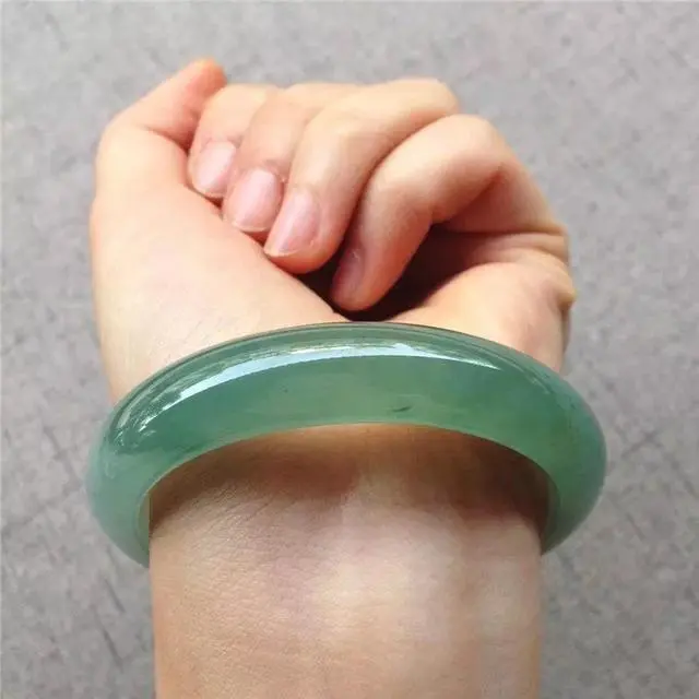 『翡翠』丑石出奇迹，奇丑无比的石头切开里面满是惊喜