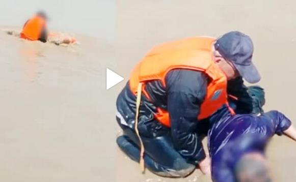 「黄河」男子当着妻儿自杀，大爷跳进黄河救人！上岸后连扇3巴掌，硬核