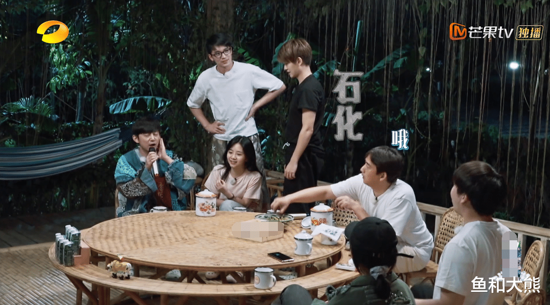 「黄磊」节目四十度高温,黄磊何炅不想干活,彭昱畅冒险摘椰子背负了太多