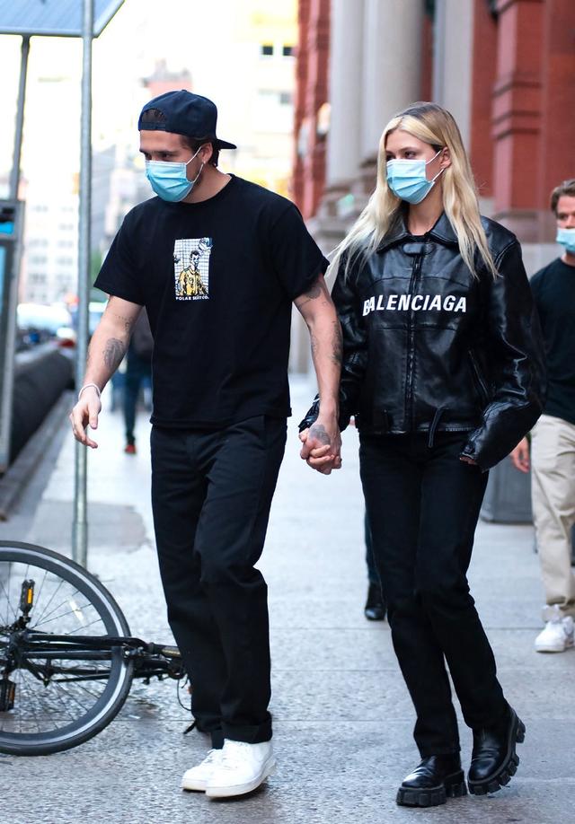 皮衣|大布与未婚妻现身街头，未婚妻穿皮衣气场超强，染发后颜值却低了