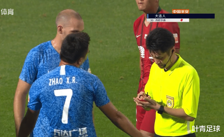 中超|中超疯狂大战！VAR改判，92分钟绝杀被吹，赛后6人围住裁判