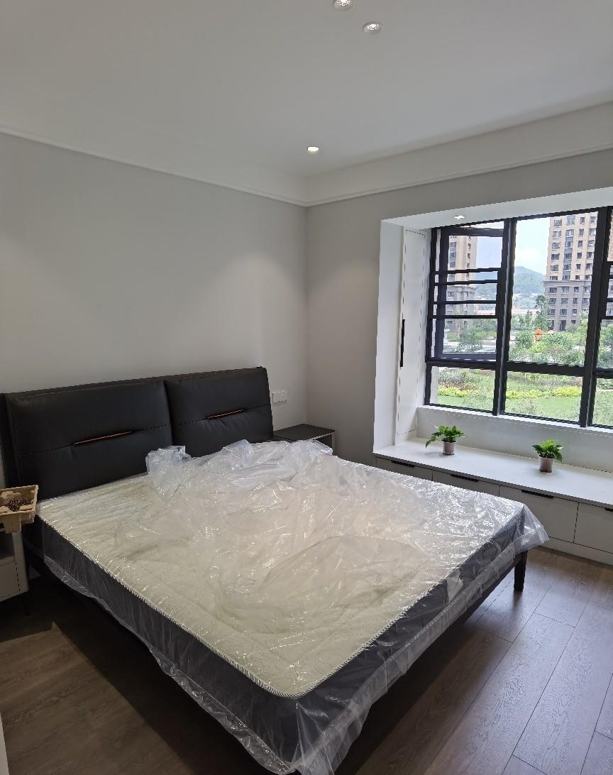 |他家装修的新房，设计大理石电视墙，飘窗改柜子，美观且实用！