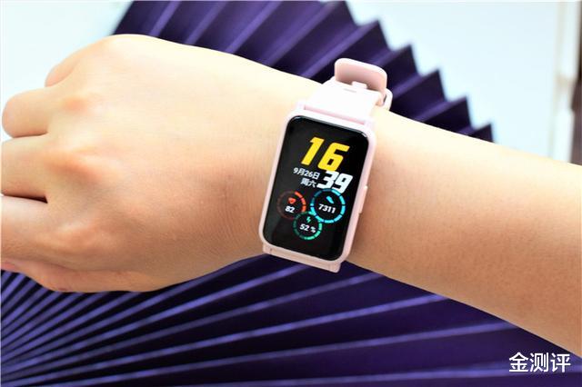 高通骁龙|荣耀手表ES实际体验如何：1.64英寸大屏，丰富健康监控管理