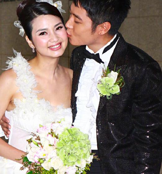 「洪欣」洪欣婚礼当天很激动，不顾仪式跑去拥抱张丹峰，张灏濂爸爸大哭