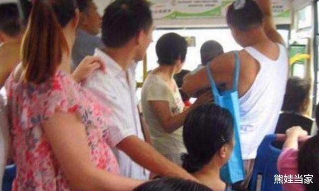 女孩@10岁女孩遭老人强制让座,妈妈霸气回怼,给全车人都上了一课