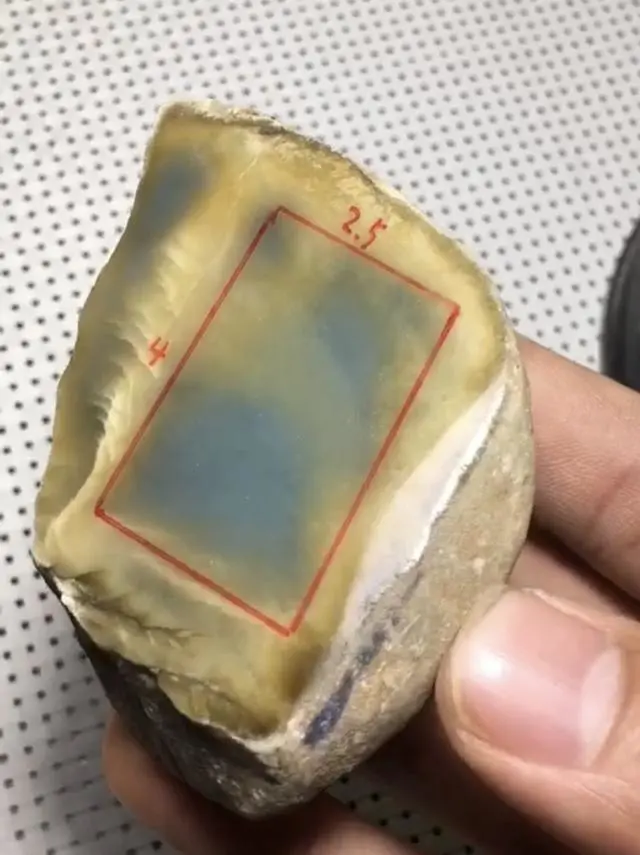 苏富比|5000拿下的莫西沙翡翠原石，巧色巧雕后竟然这么好看！