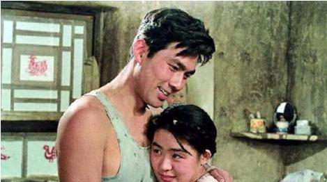 「朱时茂」与朱时茂一起演《牧马人》而出名,为何“消失”了37年?