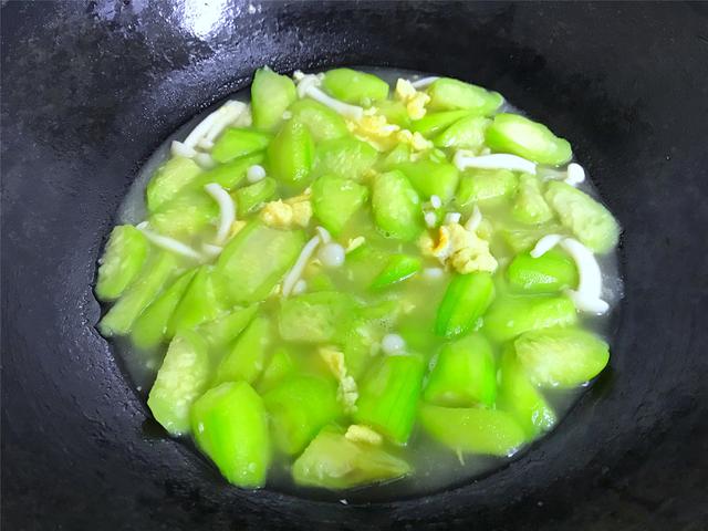 「小龙虾」5月要多喝丝瓜汤,丝瓜和它搭配煮汤是绝配,鲜味十足比肉汤过瘾