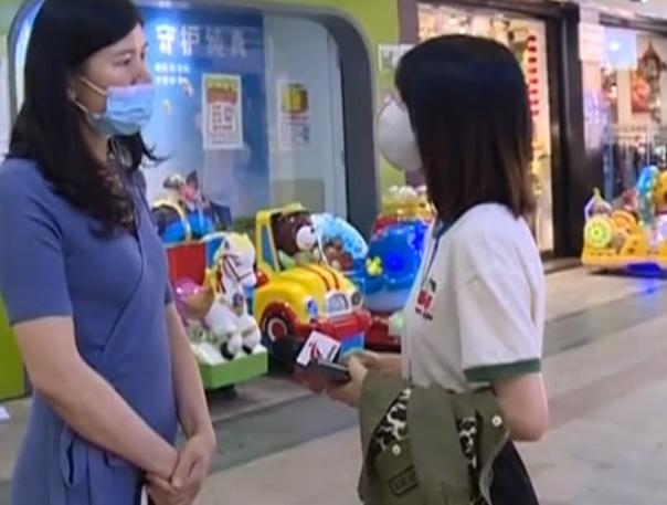 『二胎』小男孩路边玩耍，彪悍女子上来就是一耳光：你刚才撞了我儿子！