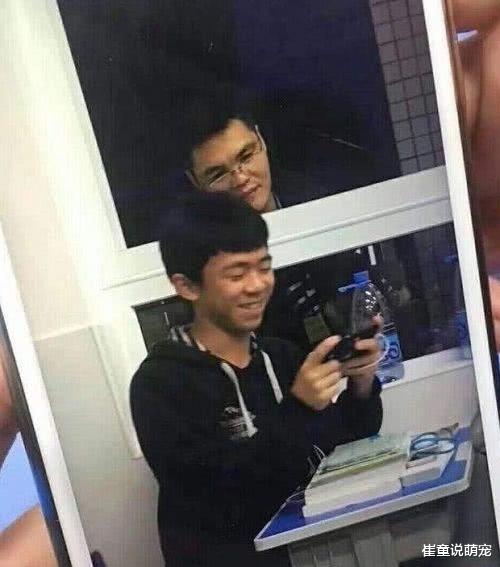 班主任突然出击“查手机”，学渣直接扔抽屉，看到学霸的操作：神了！