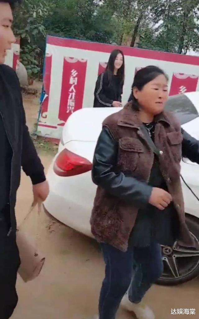 朱之文|大衣哥儿媳婚后素颜露面，开车回村接婆婆进城，50万新车引人注意