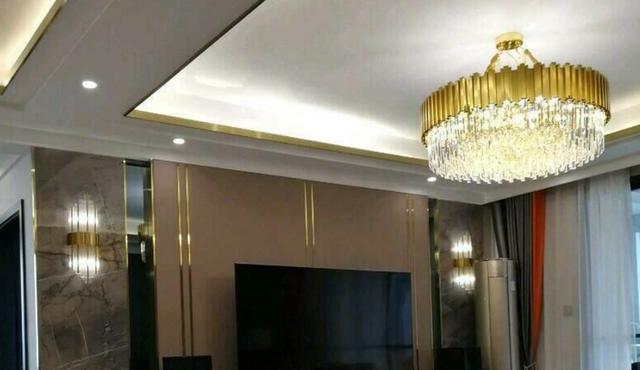 []石膏线吊顶过时了，钛金装饰线才是装修新风尚，看完都想拆了重装