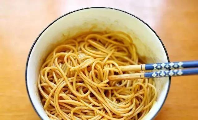 『面条』家常炒面时，面条过凉水就错了，多数人不懂，难怪炒面粘锅不顺滑