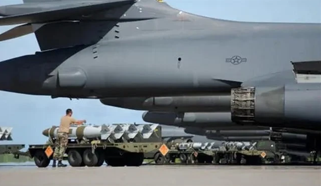 #战略轰炸机#全球最快核轰炸机全天待命，4架就可摧毁航母，美警告立即销毁