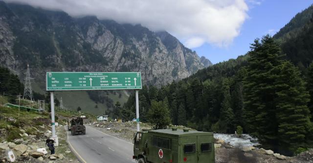 印度|印度大量军队开向前线,美国军事专家表态:就这架势打谁都赢不了