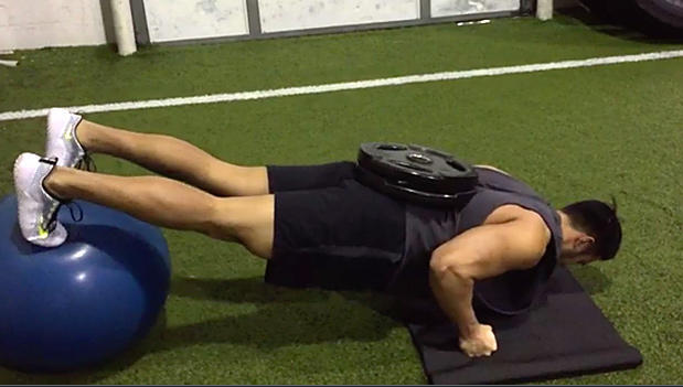 「俯卧撑」关于“负重俯卧撑”：你的负重位置正确吗？