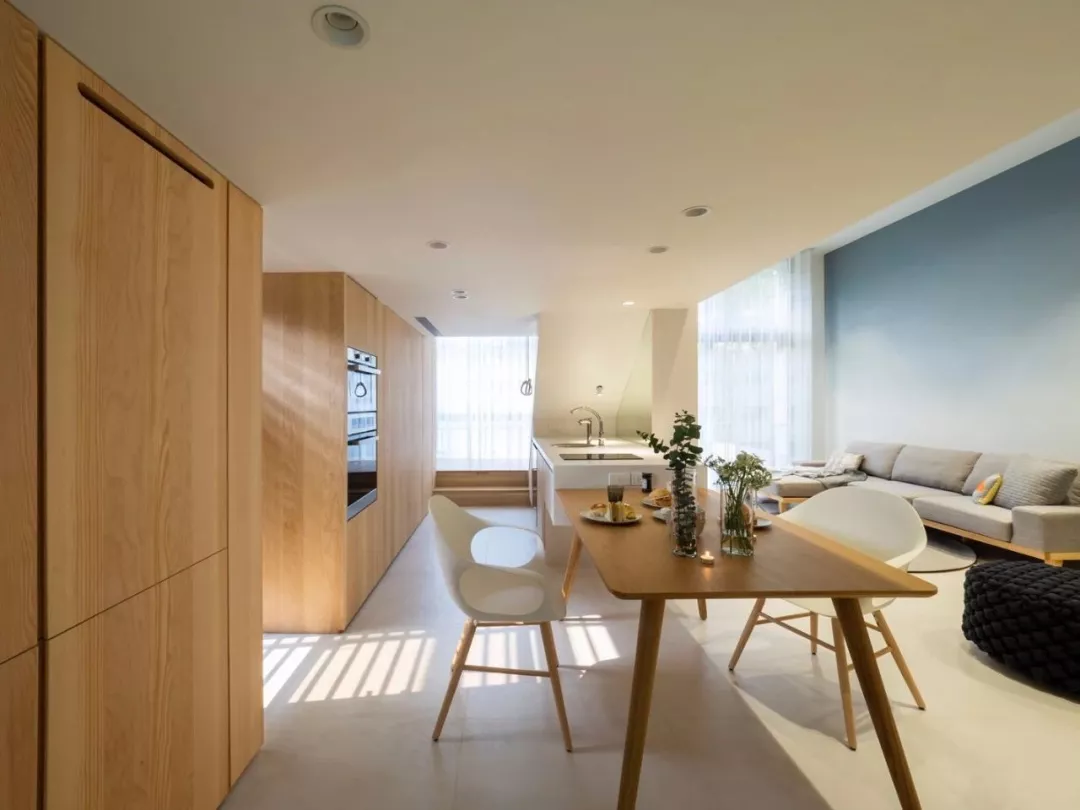 ##50平的小户型复式楼，把楼梯改成娱乐区，还有个大庭院