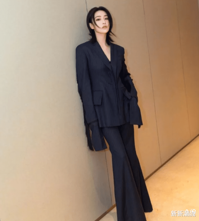 #张馨予#张馨予为显腿长挑战“毒液鞋”，和袜子融为一体后，意外显腿细