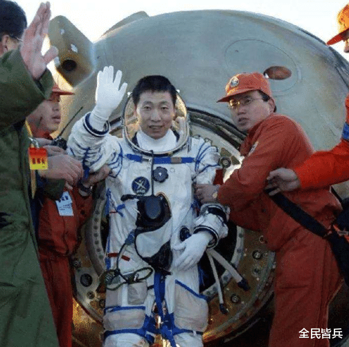 杨利伟|杨利伟返回地球后,为何现在看不到他的身影了?看后鼻头莫名一酸