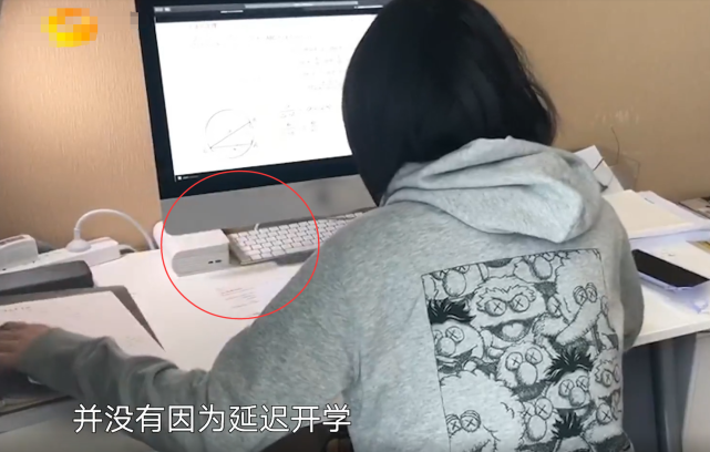 「张子枫」有种桌子叫张子枫是高考生，谁注意桌面上放了多少书？不愧是学霸