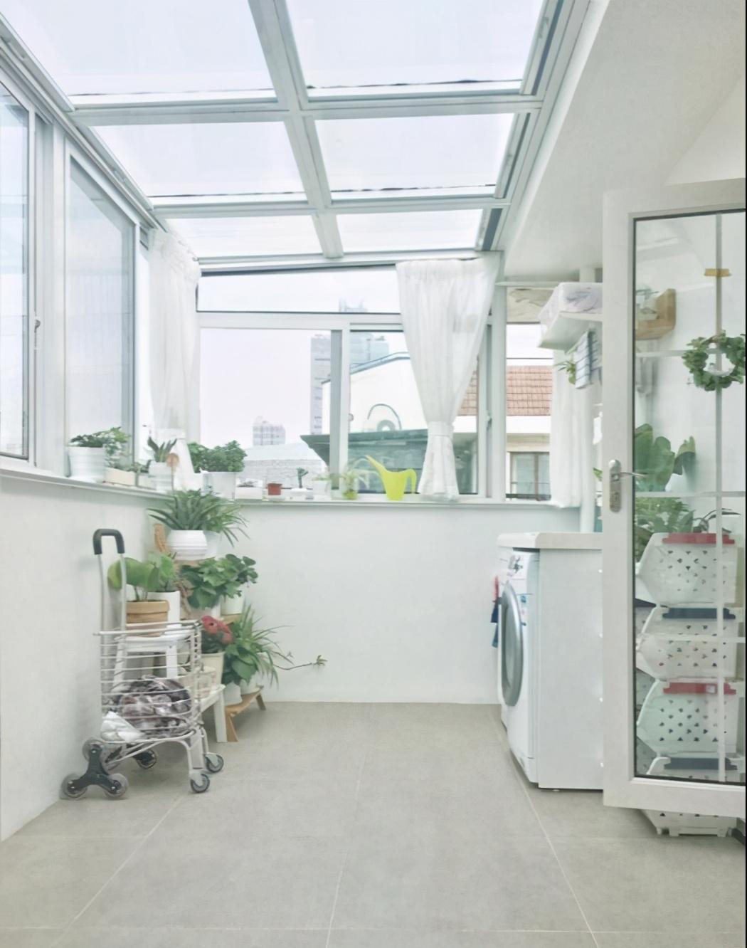 |谁说顶层不能买？看完朋友家70㎡的小户型，露台就30平，真香！