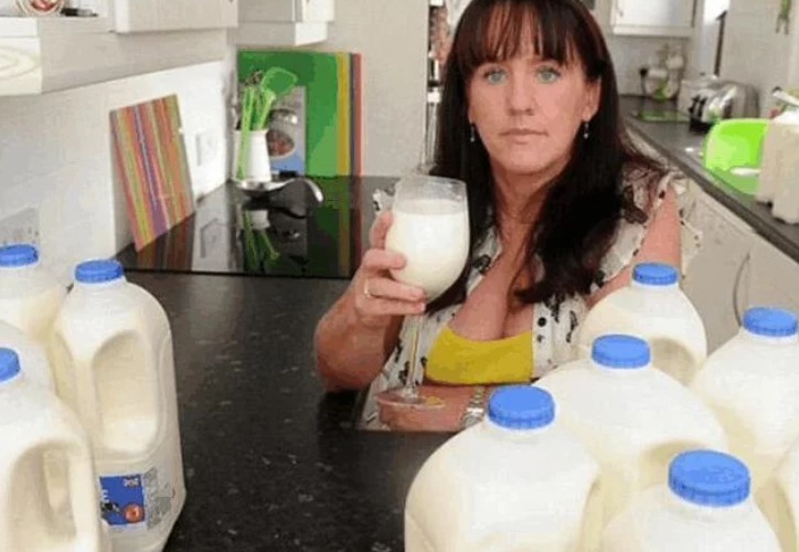 『』外国女子坚持20年只喝牛奶不吃饭，如今55岁变化如何？