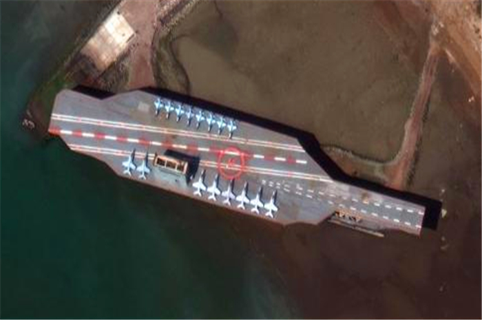 伊朗|大批导弹击中甲板！伊朗士兵突然索降木制航母，宣布成功“俘获”