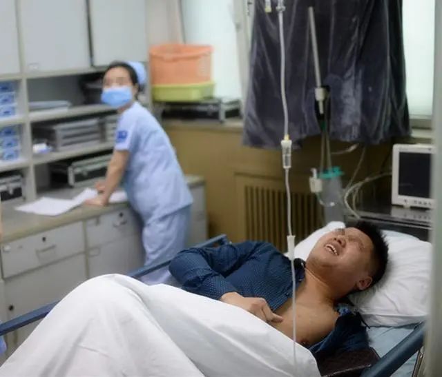 #胃癌#28岁男子，胃癌晚期，医生：2件事同样伤胃不浅，做好少做