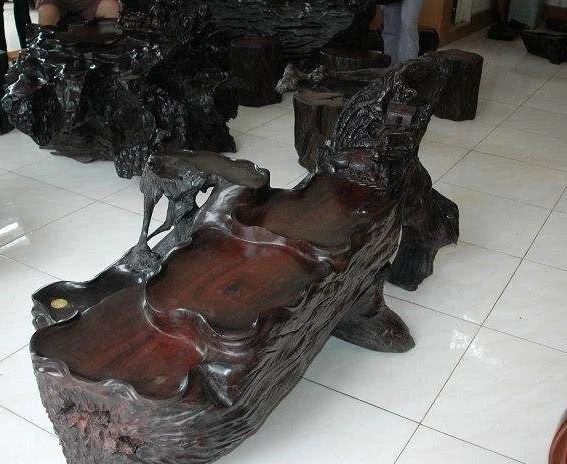 爷爷说：“卖房卖地也不能卖这个饭桌”，只因这个饭桌表面有这特征