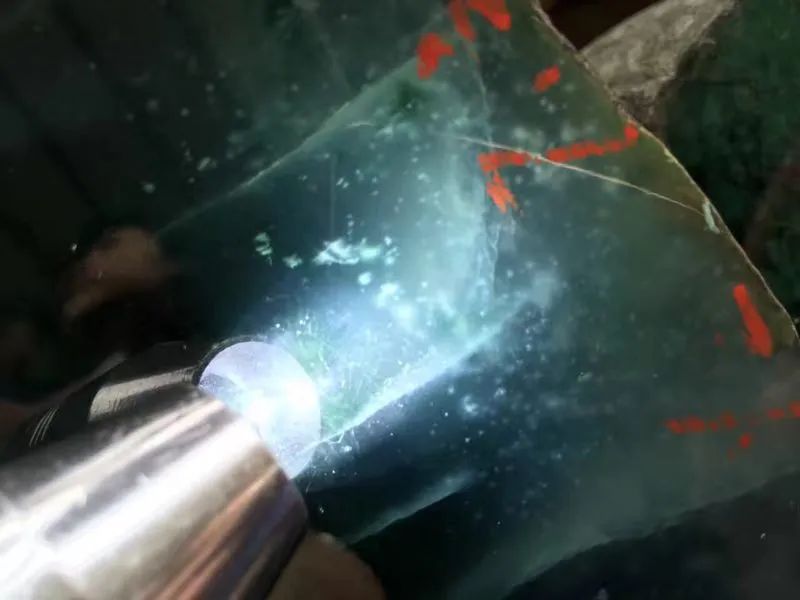 橄榄核雕|既然说灯下不观色，那为什么看翡翠时还要专门打灯？