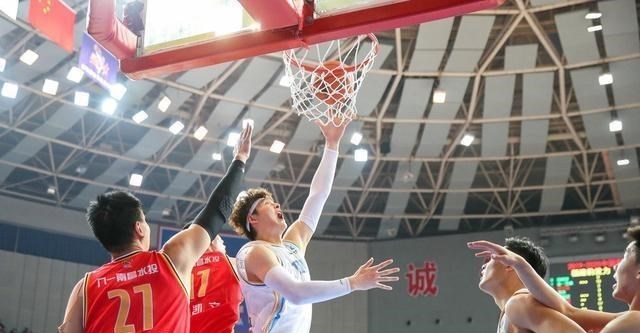 王哲林■37+15王哲林应验马布里观点，为什么不去NBA？恐成为第二个霍华德