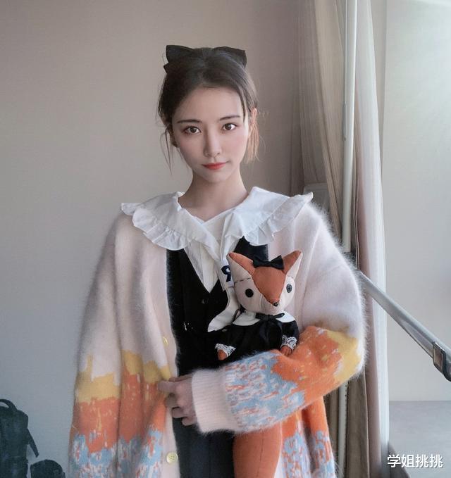 短发|李溪芮难得留长发，扎起头发更有味道了，筷子腿赚足了眼球