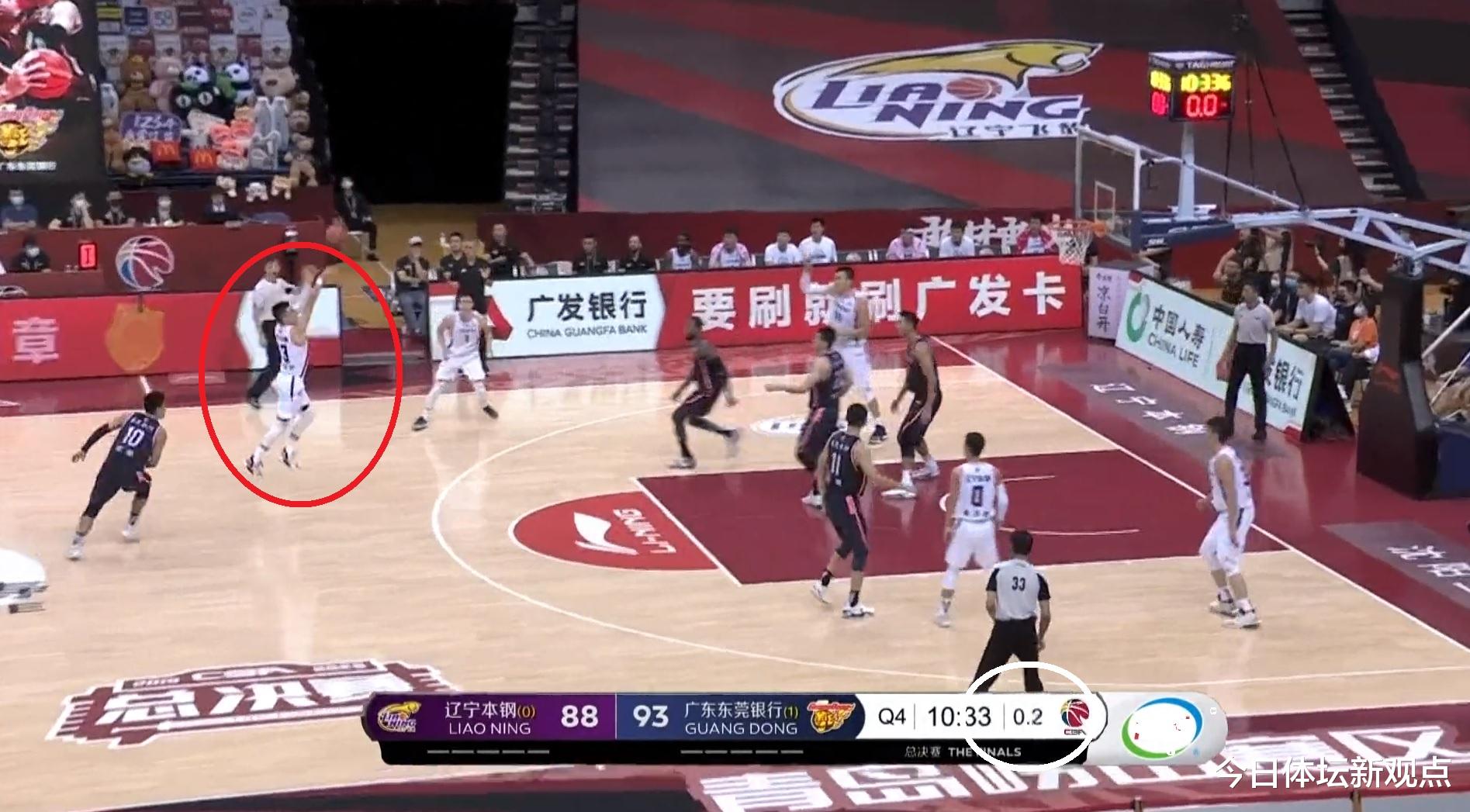 郭艾伦|CBA神奇一幕！最后2秒，赵继伟无奈甩锅郭艾伦，2秒后球场沸腾了