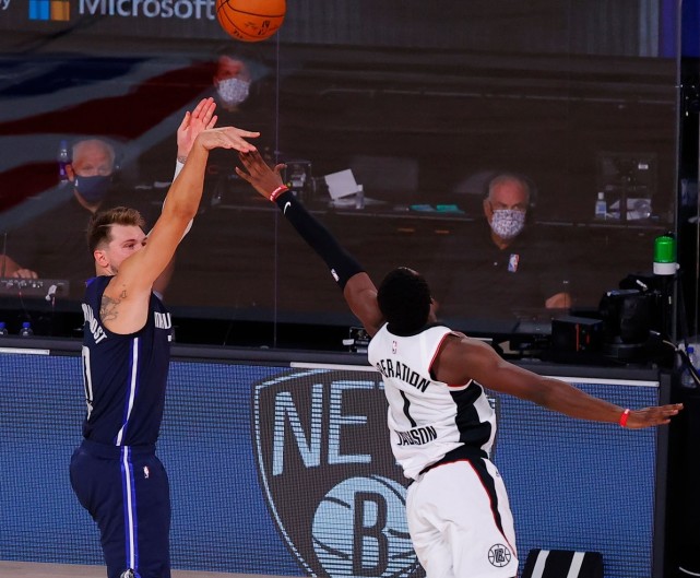 追尾|一战六大神迹!东契奇绝杀冲上热搜榜首,独行侠晋级概率仍仅38%