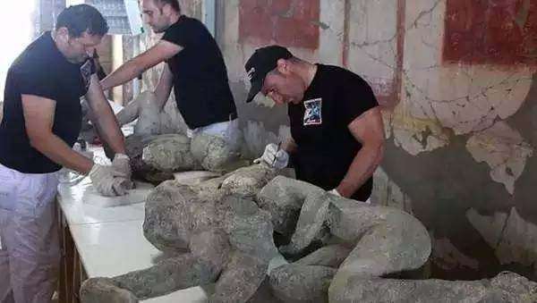 [拥抱]火山吞没情侣都没分开彼此拥抱，千年后化石被发现，潸然泪下