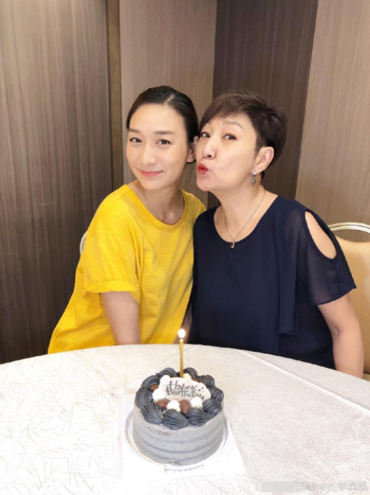 「雪梨」雪梨和米雪同框为女儿庆生，女儿长得像徐少强，雪梨不后悔做单亲妈妈