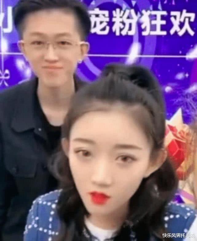 『』牌牌琦复播迹象明显，出现在老婆小伊伊的直播间，官方态度很明确