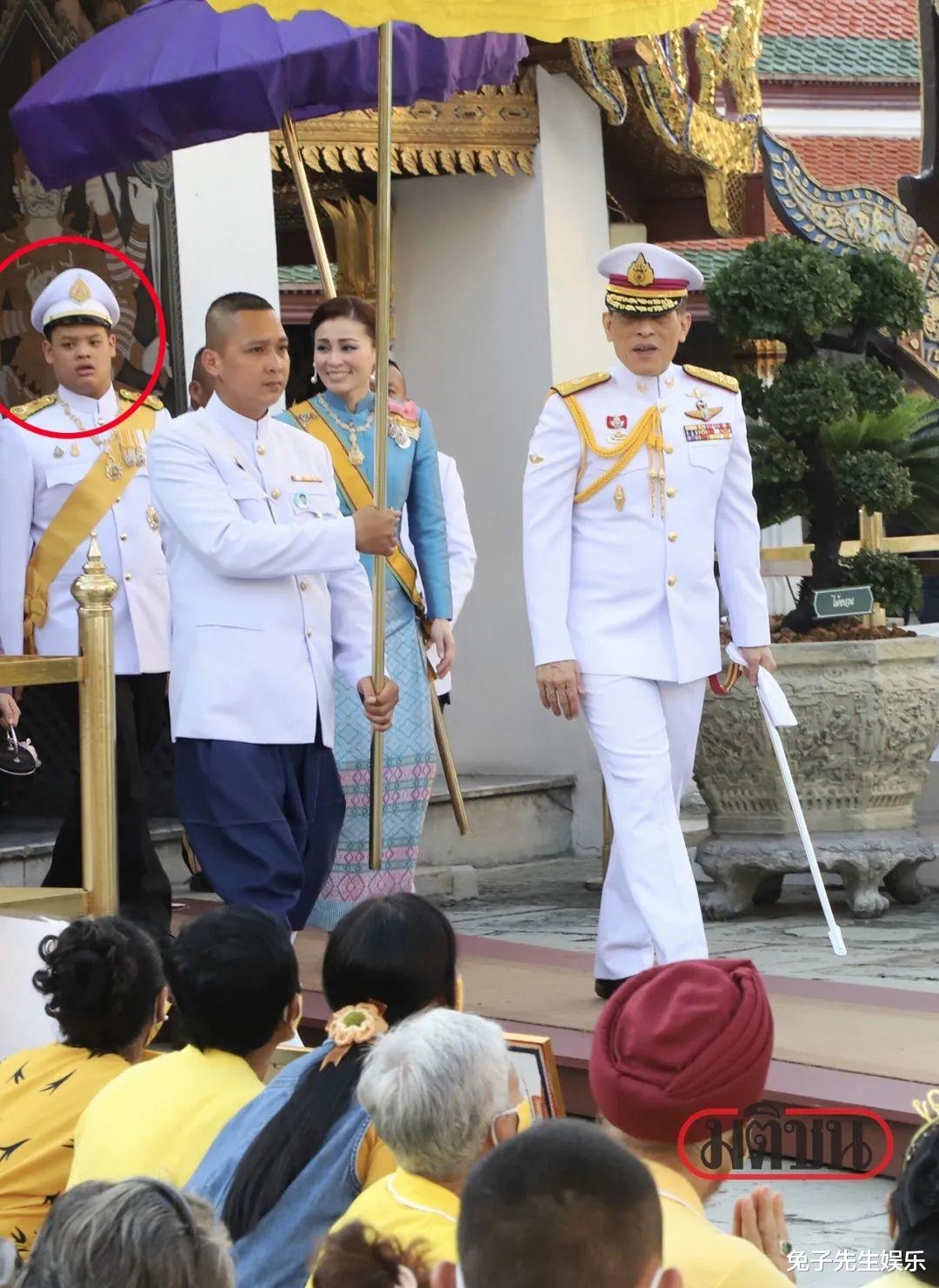 42歲泰國大公主真會做人，讓出紅毯給弟弟提幫功，放低姿態獲好評-圖3
