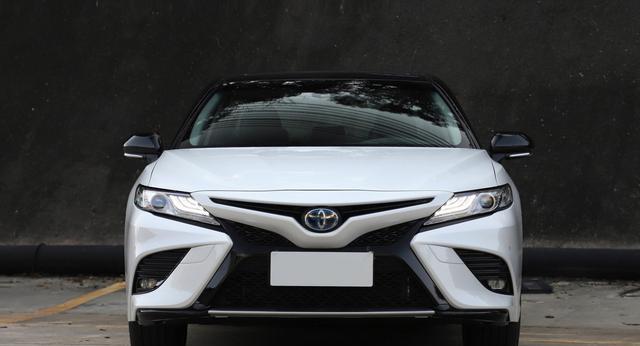 『丰田凯美瑞』B级车中的“新标杆”，质量及安全领先同级，油耗4.1L，月销破2万