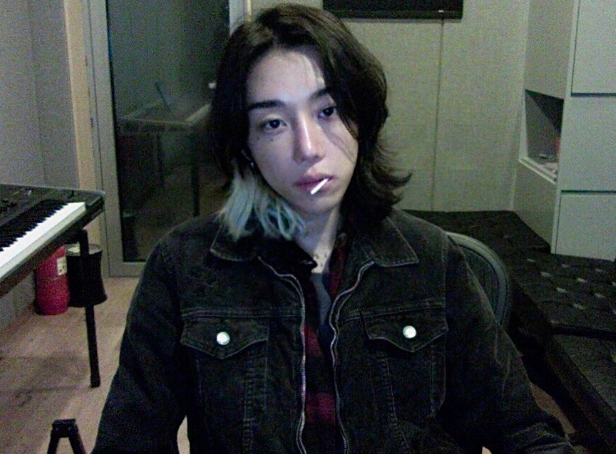 mv|BLACKPINK新歌MV男主角身份曝光！长发颓废美引粉丝关注