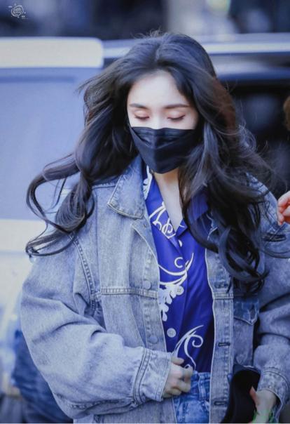 杨幂@杨幂什么时候才停止扮嫩！穿粉旗袍扎双马尾现身，藏不住的韵味