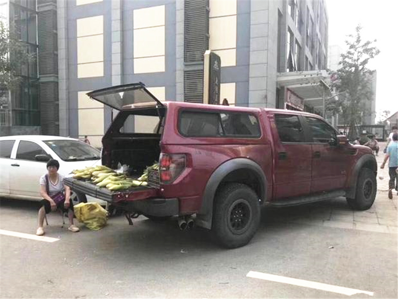 豪车|80万豪华皮卡停路边，成大妈卖玉米的工具，网友：卖多少能够加油？