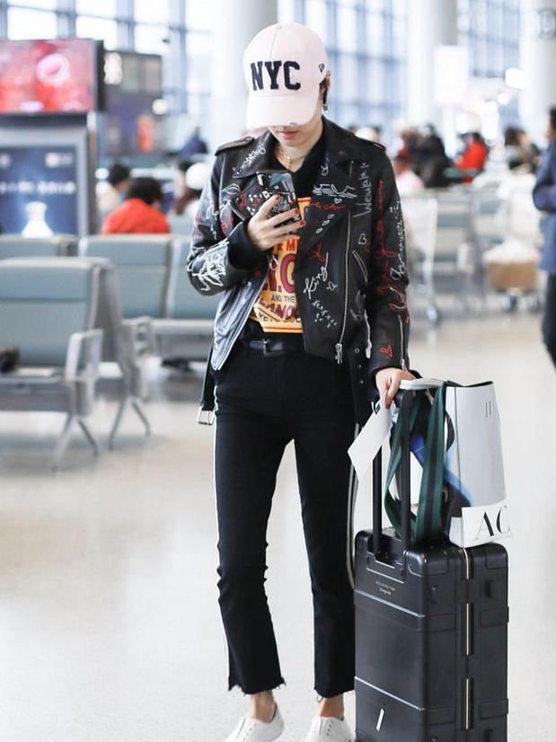 #穿衣搭配#马伊琍穿搭潇洒帅气，蓝色连体裤配一头短发，简约大方又随性