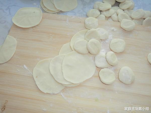 饺子■包芹菜饺子时，芹菜需要焯水吗？大厨教你正确做法，清香又鲜嫩
