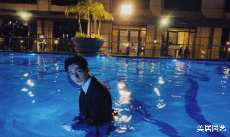 『电视剧』胡一天新剧搭档1米72女主，泳池剧照曝光，网友：才不信你只有188