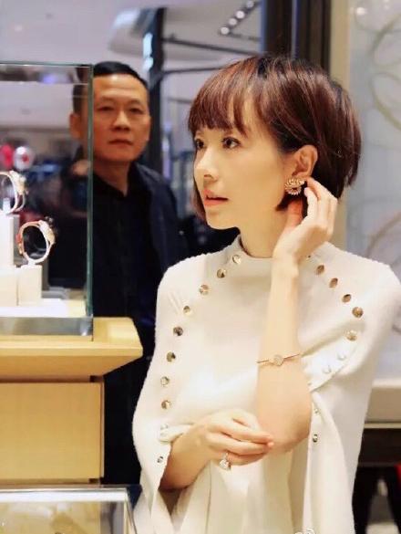 「鲁豫」1999年，鲁豫挺着大肚，接洋丈夫电话：我遇到初恋了，咱们离婚吧