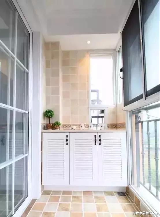 ##别看阳台小，一个墙面用来这样一装，还能多出一储物柜！